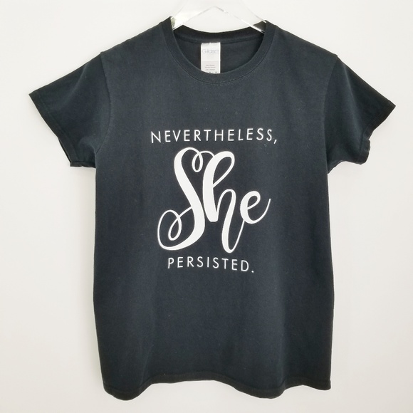 Gildan Tops - Gildan Graphic Tee. Size M.